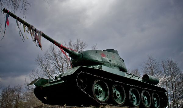 Памятник танк-Т34 в Нарве, Эстония