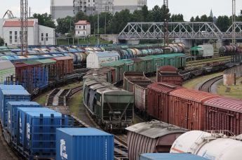 Железнодорожные вагоны на путях сортировочной станции в Калининграде, Россия
