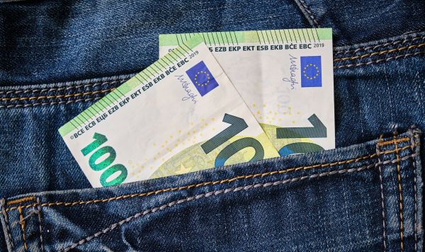Купюра евро в кармане