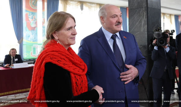 Президент Беларуси Александр Лукашенко и литовский общественный деятель Эрика Швянченене, 27 февраля 2022
