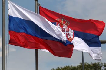 Государственные флаги РФ и Сербии в Белграде