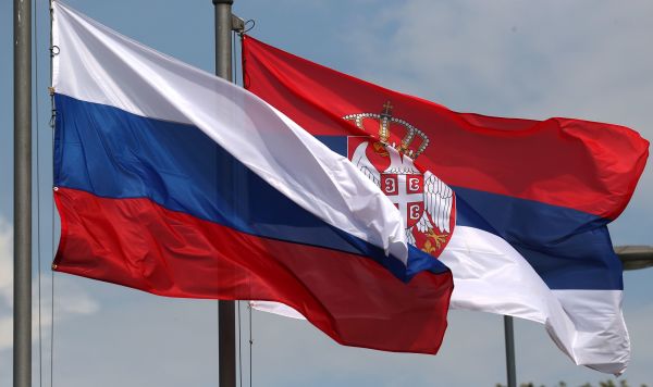 Государственные флаги РФ и Сербии в Белграде