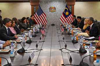 Спикер палаты представителей США Ненси Пелоси и спикером нижней палаты парламента Ажаром Азизаном Харуном на встрече в Куала-Лумпуре, 2 августа 2022