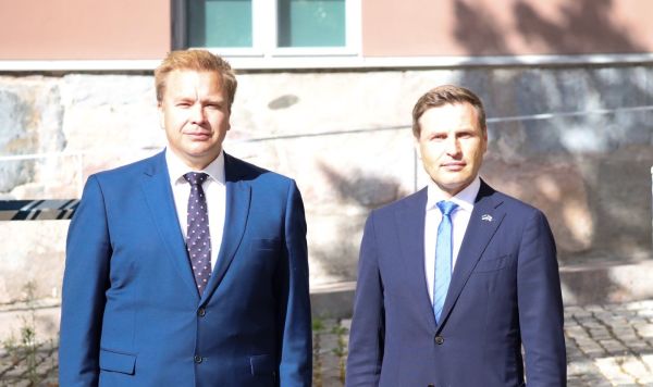 Министр обороны Эстонии Ханно Певкур на встрече в с финским коллегой Антти Кайкконеном, 10 августа