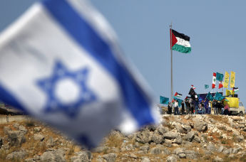 Флаг Израиля на фоне Палестинского блокпоста 