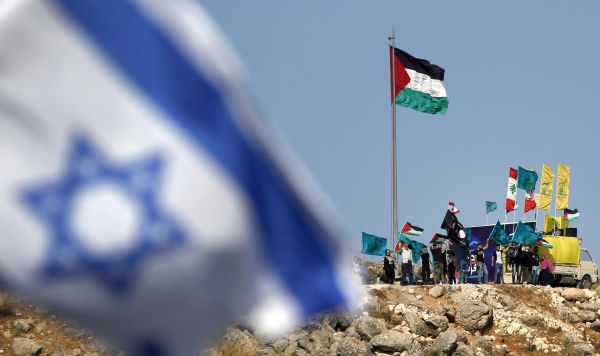 Флаг Израиля на фоне Палестинского блокпоста 