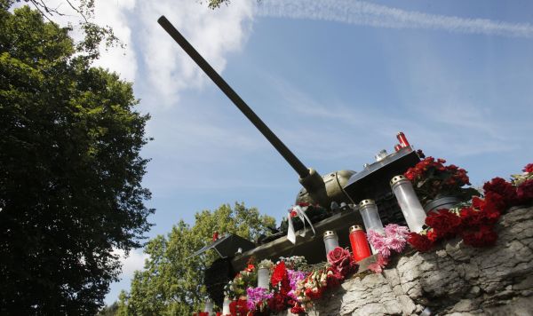 Памятник танку Т-34 в Нарве, Эстония. Архивное фото