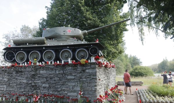 Памятник танку Т-34 в Нарве, Эстония. Архивное фото