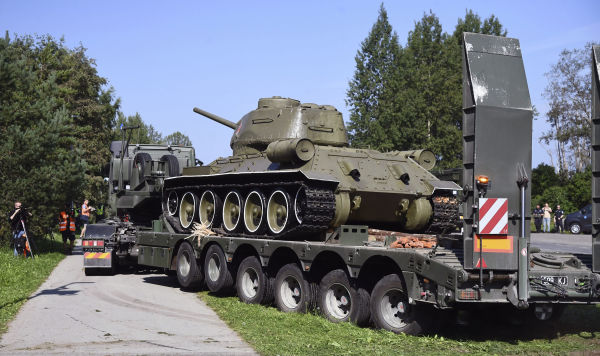 Демонтаж танка Т-34 в Нарве, 16 августа 2022