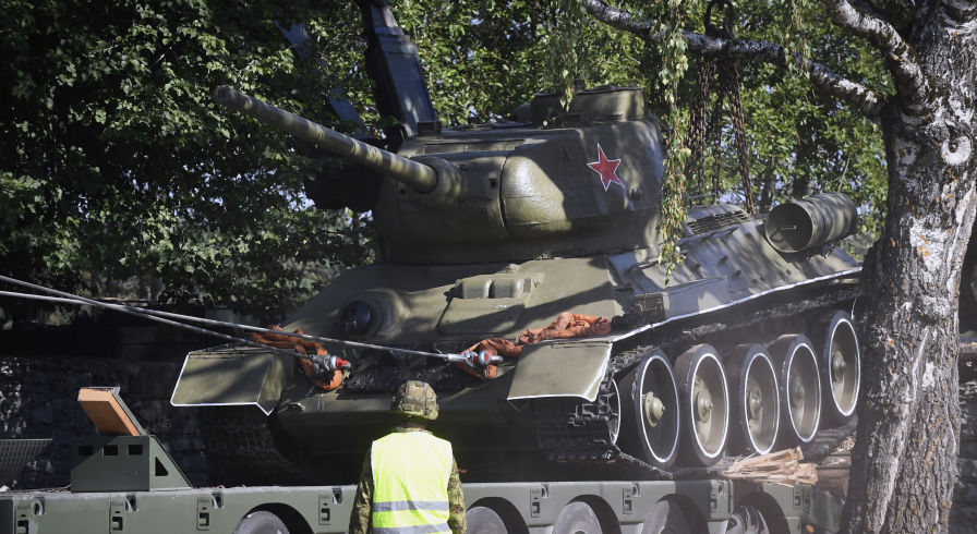 Демонтаж танка Т-34 в Нарве, 16 августа 2022