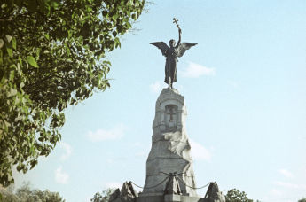 Памятник погибшему в 1893 году крейсеру "Русалка" в Пирите (район Таллина)