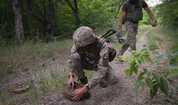 Бойцы спецподразделения Украины закладывают противотанковые мины