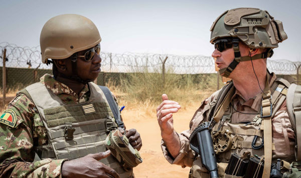 Французский солдат (справа) разговаривает с малийским офицером в Госси, Мали