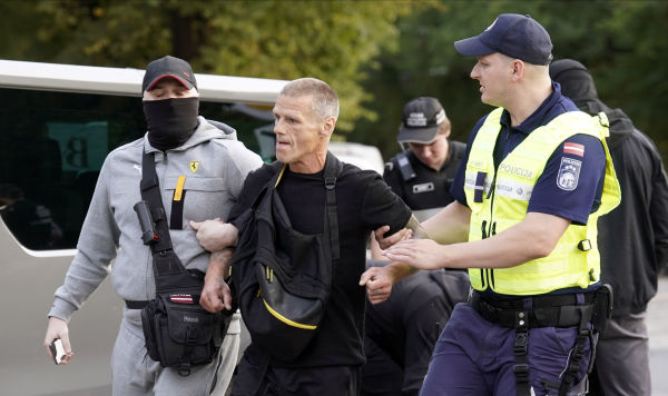 Полицейские задерживают активиста, протестовавшего против сноса памятника освободителям  Риги, Латвия, понедельник, 22 августа 2022