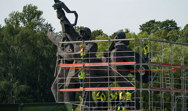 Работы по демонтажу памятника Освободителям Риги, 23 августа 2022
