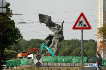 Работы по демонтажу памятника Освободителям Риги, 24 августа 2022