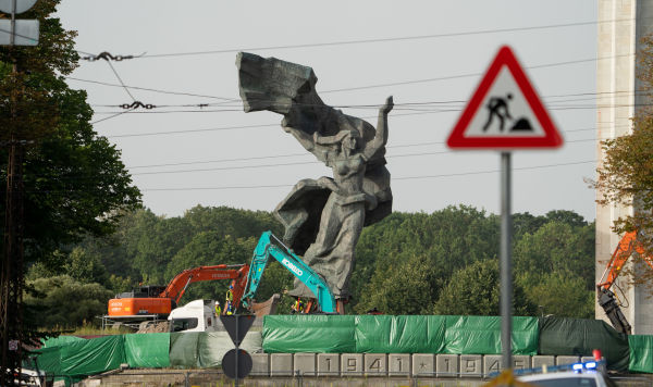 Работы по демонтажу памятника Освободителям Риги, 24 августа 2022