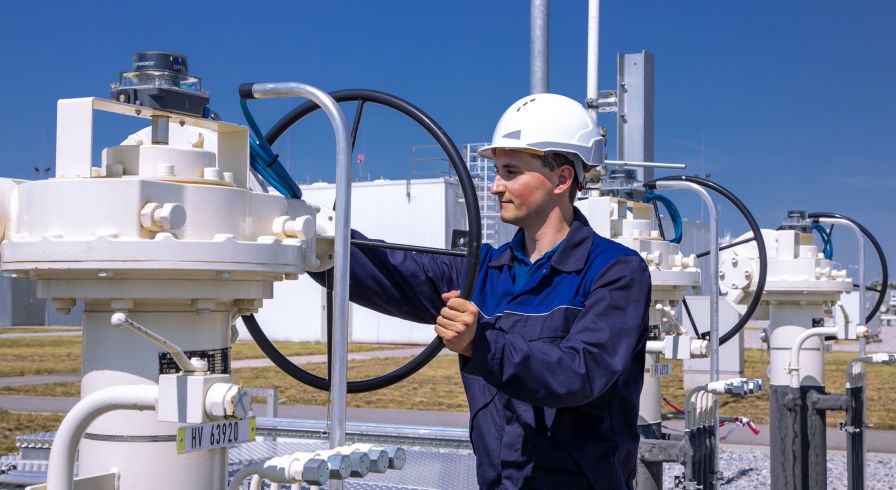 Сотрудник центрально-европейского газового хаба в Баумгартене