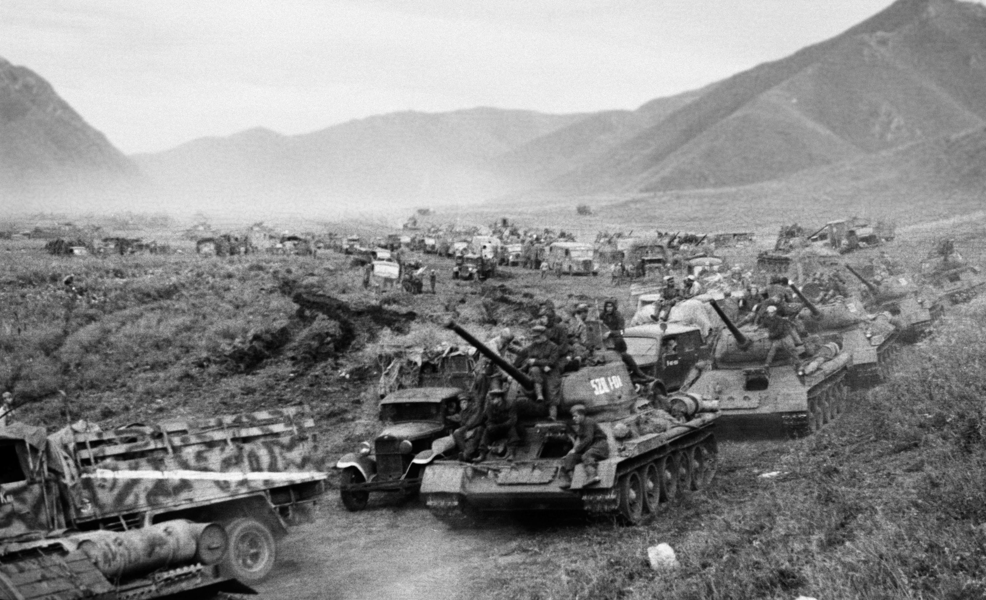 Танковые соединения Советской Армии во время перехода через Большой Хинган в августе 1945 года