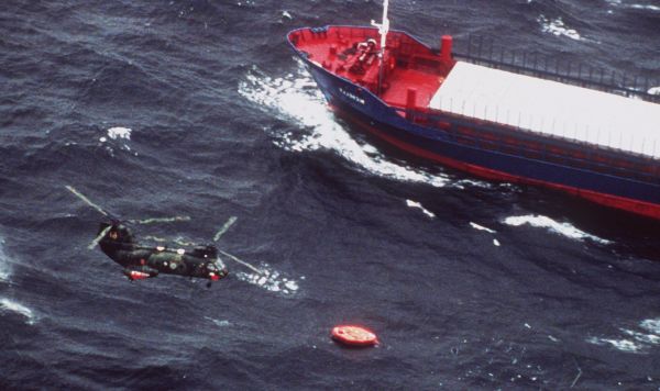 Шведский морской спасательный вертолет пролетает над спасательными плотами с эстонского парома «Эстония»,  28 сентября 1994 года