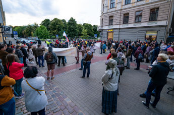 Митинг РСЛ против полного перевода образования на латышский язык у здания Сейма Латвии в Риге, 7 сентября 2022