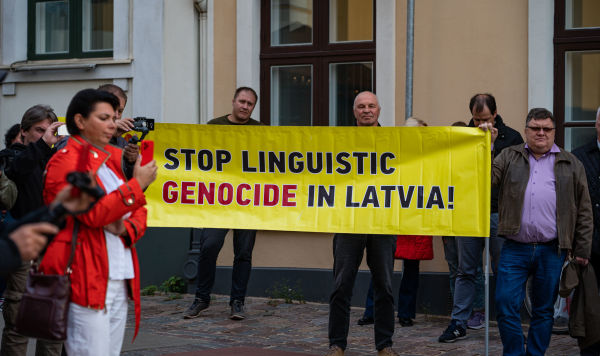 Митинг РСЛ против полного перевода образования на латышский язык у здания Сейма Латвии в Риге, 7 сентября 2022