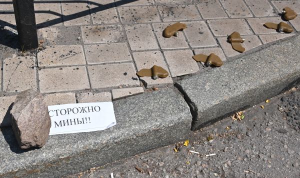 Противопехотные фугасные мины (ПФМ-1) "Лепесток" на центральной улице Донецка, 31 июля 2022