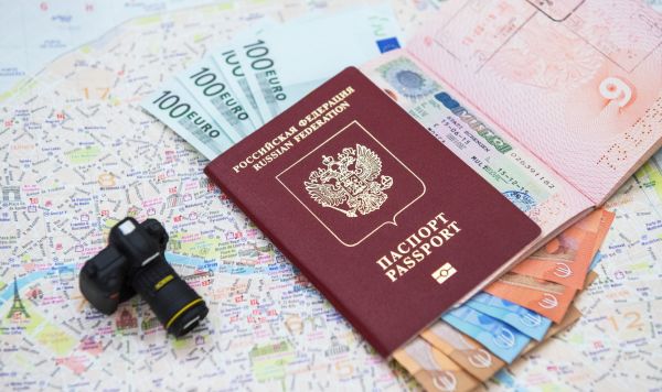 Паспорт гражданина РФ, виза и купюры евро