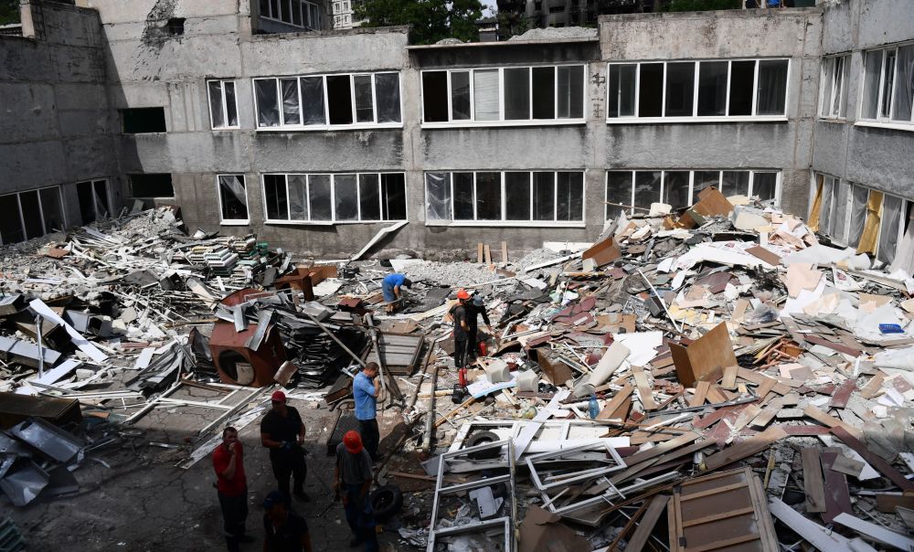 Восстановительные работы в разрушенной в результате обстрелов школе № 65 Мариуполя
