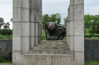 Памятник советским солдатам в парке Раади города Тарту, Эстония
