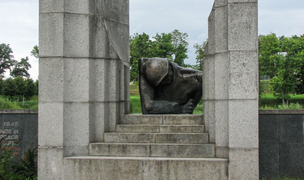 Памятник советским солдатам в парке Раади города Тарту, Эстония