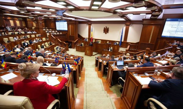 Депутаты на заседании парламента Молдавии в Кишиневе