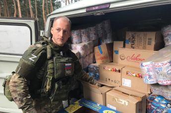 Журналист-волонтер Никита Третьяков раздает гуманитарную помощь, привезенную проектом "Буханка" в Святогорск