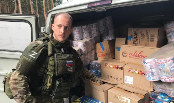 Журналист-волонтер Никита Третьяков раздает гуманитарную помощь, привезенную проектом "Буханка" в Святогорск