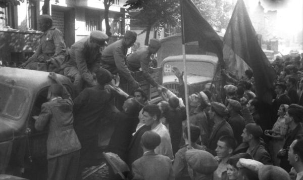 Жители Бухареста приветствуют советских воинов, 31 августа 1944