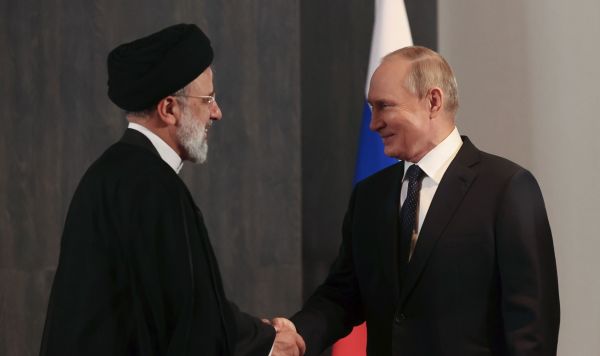 Президент РФ Владимир Путин и президент Ирана Эбрахим Раиси во время встречи на полях саммита ШОС в Самарканде, 15 сентября 2022