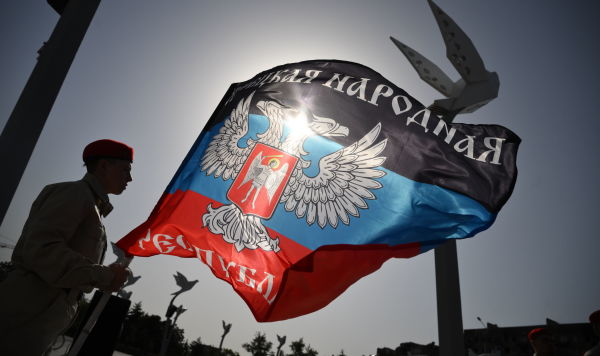 Поднятие флага ДНР на акции в Донецке