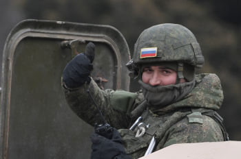 Российский военнослужащий в колонне военной техники