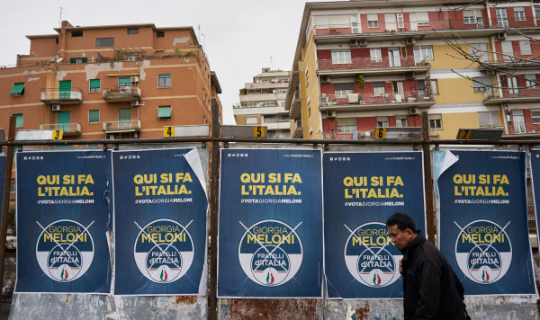Предвыборные агитационные плакаты партии "Братья Италии" Джорджии Мелони на одной из улиц Рима во время парламентских выборов в Италии