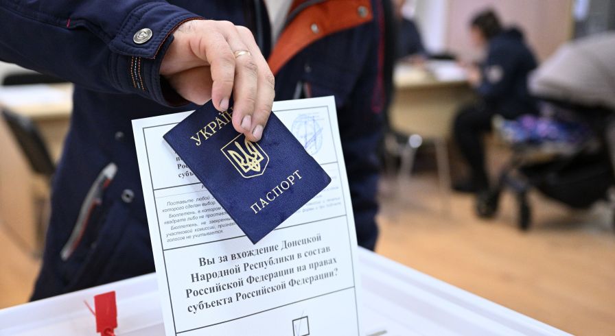 Мужчина голосует на референдуме о присоединении Донецкой народной республики к России