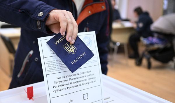 Мужчина голосует на референдуме о присоединении Донецкой народной республики к России