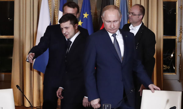 Президент России Владимир Путин (справа) и президент Украины Владимир Зеленский на встрече в Париже, Франция,  9 декабря 2019 года