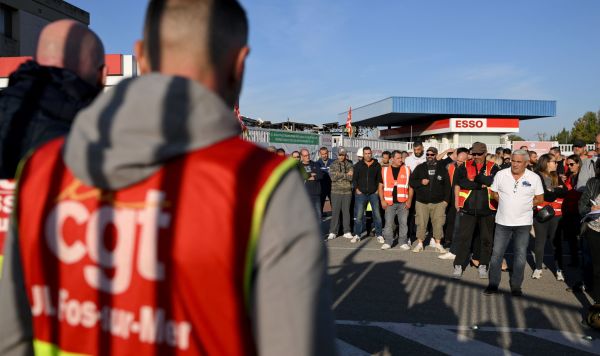 Бастующие рабочие и члены профсоюза CGT собираются возле нефтеперерабатывающего завода Esso в Фос-сюр-Мер, Франция, 11 октября 2022 года