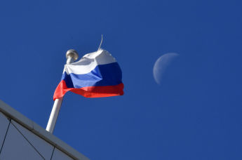 Российский флаг на здании администрации города Энергодар, поврежденном в результате обстрела ВСУ ракетами американской РСЗО Хаймарс