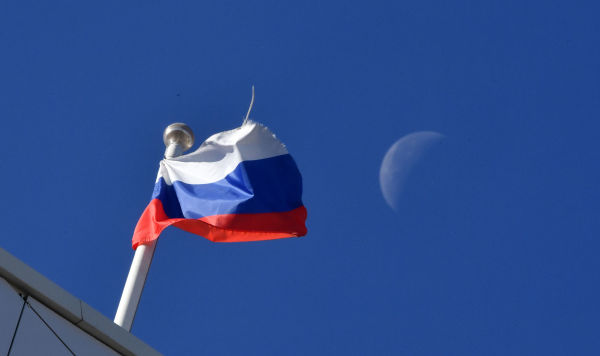 Российский флаг на здании администрации города Энергодар, поврежденном в результате обстрела ВСУ ракетами американской РСЗО Хаймарс