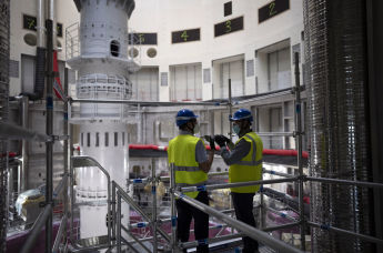 Рабочие рядом с токамаком Рабочие рядом с токамаком ITER
