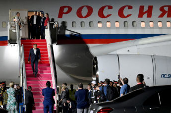 Министр иностранных дел России Сергей Лавров спускается прибыл на саммит G20 в Индонезии, 13 ноября 2022