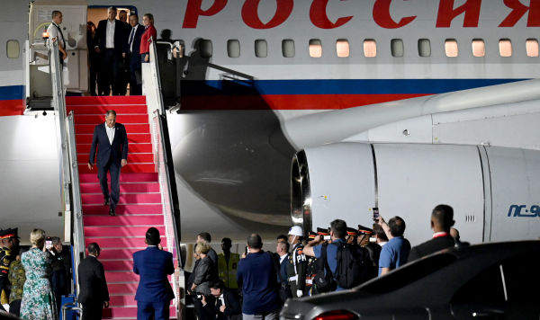 Министр иностранных дел России Сергей Лавров спускается прибыл на саммит G20 в Индонезии, 13 ноября 2022