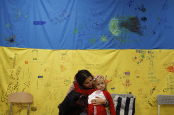 Украинские беженцы в офисе ЮНИСЕФ в Варшаве, Польша