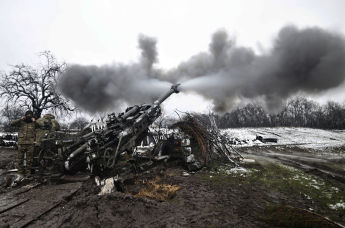 Украинские военнослужащие ведут огонь по российским позициям